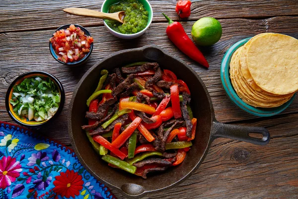 Fajitas de carne de vaca em uma panela com molhos Comida mexicana — Fotografia de Stock