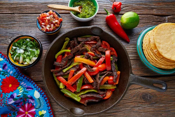 Marha fajitas egy serpenyőben mártások mexikói ételek — Stock Fotó