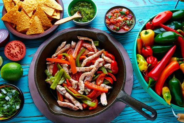 Fajitas di pollo in una pentola chili e fianchi messicani — Foto Stock