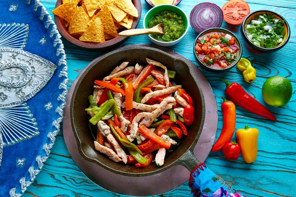 Fajitas de frango em uma panela chili e lados mexicano — Fotografia de Stock