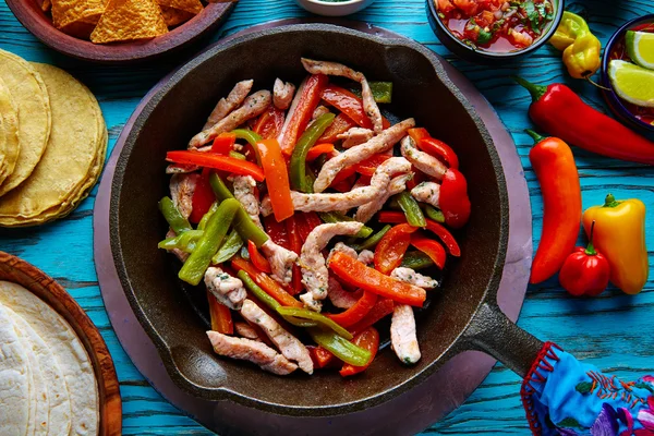 Chicken Fajitas in einer Pfanne Chili und mexikanische Seiten — Stockfoto