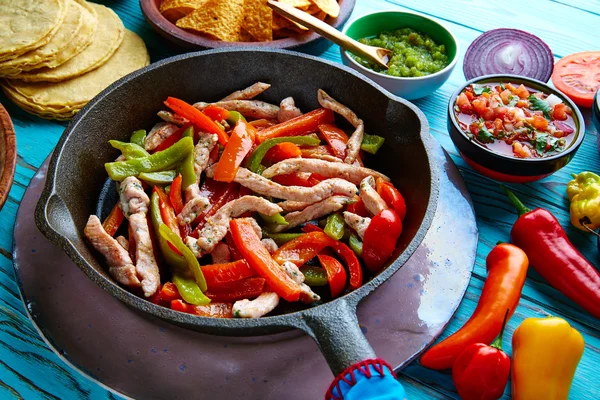 Fajitas kurczaka chili patelni i boki meksykańskie — Zdjęcie stockowe