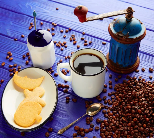 Tazza da caffè con macinino vintage su tavolo in legno — Foto Stock