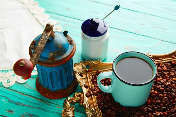 Kaffeetasse mit Vintage-Mühle auf Holztisch — Stockfoto