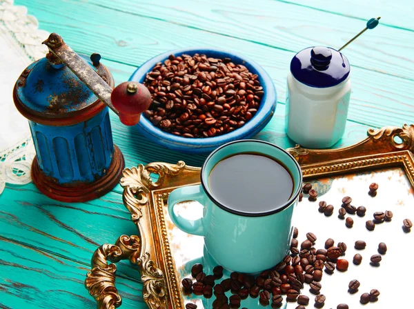 Kaffeetasse mit Vintage-Mühle auf Holztisch — Stockfoto