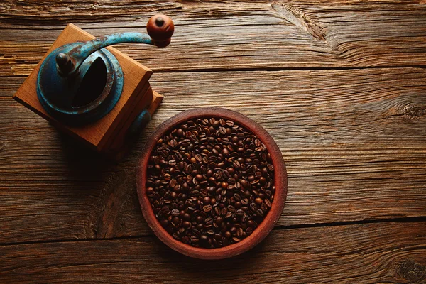 Molinillo de café vintage en madera vieja tabl —  Fotos de Stock