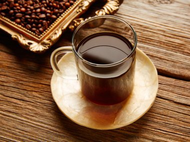 Kahve fincanı ve fasulye vintage altın tepsi