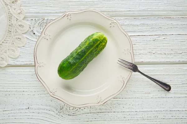 Cetriolo pieno in piatto bianco concetto di cibo minimalista — Foto Stock