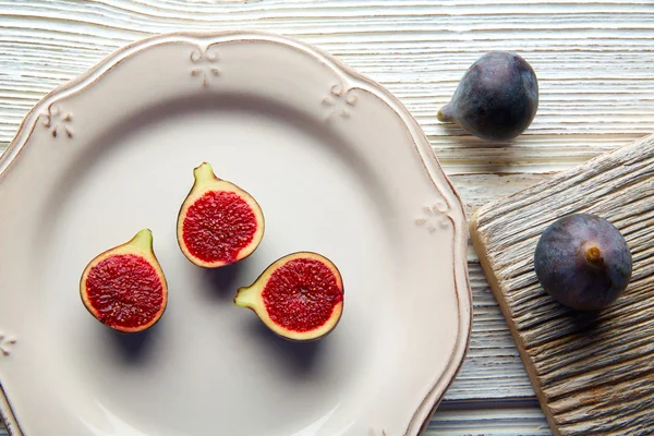 Figues figues coupées crues fruits sur plaque blanche sur blanc — Photo