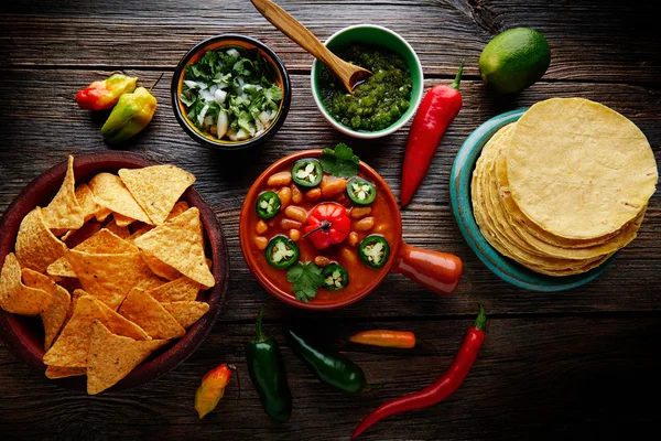 Frijoles charros feijão mexicano com pimentas — Fotografia de Stock