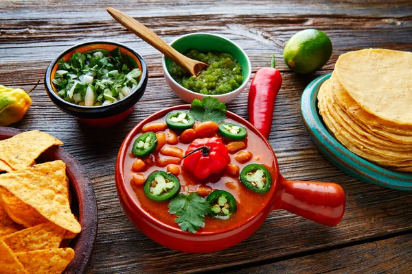 チリペッパーと frijoles charros メキシコ豆 — ストック写真