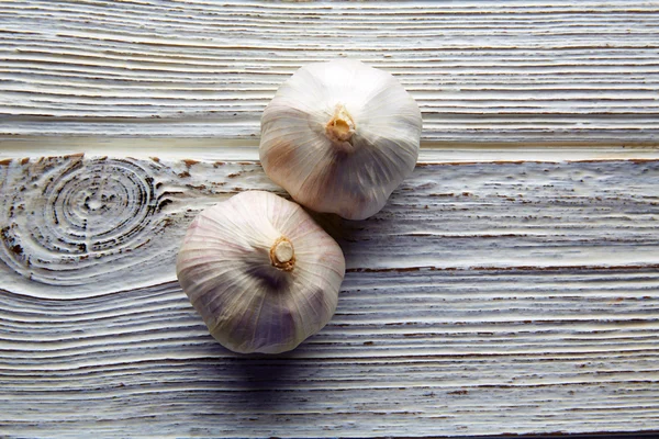 Alho casal dois garlics em madeira branca — Fotografia de Stock