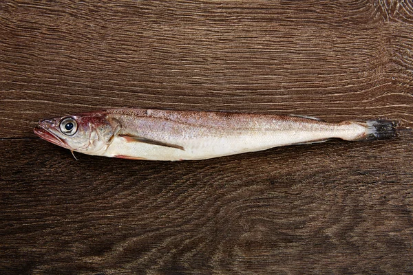 Peixe de pescada na vista lateral de madeira — Fotografia de Stock