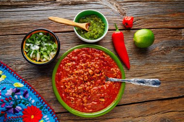 Biber et platillo Meksika yemeği ile