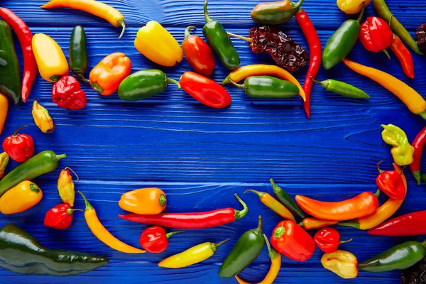 Mexicaanse hete chilipepers kleurrijke mix — Stockfoto