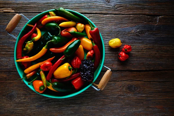 Barwna mieszanka meksykański hot chili peppers — Zdjęcie stockowe