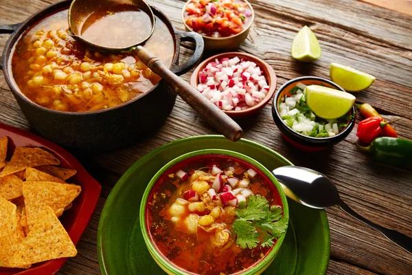 Pozole z wielkim kukurydzy mote gulasz z Meksyku — Zdjęcie stockowe