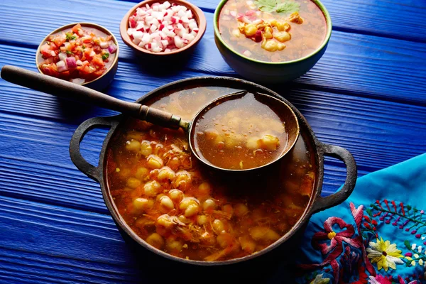 Pozole con estofado de maíz grande mote de México —  Fotos de Stock