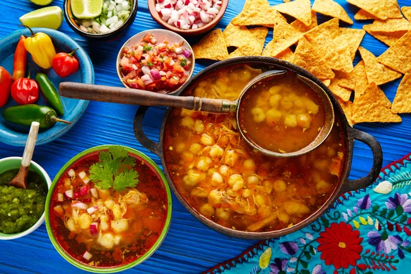 Pozole con estofado de maíz grande mote de México —  Fotos de Stock