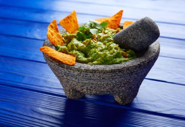 Guacamole Meksika molcajete cips ile