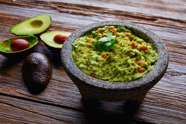 Avocado Guacamole auf echtem mexikanischen Molcajete — Stockfoto