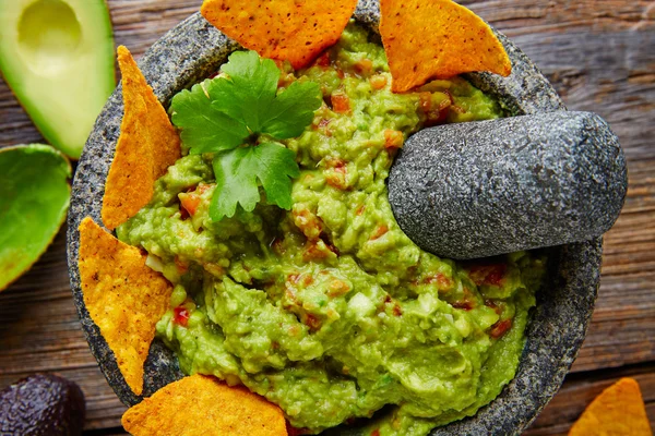 Guacamole med nachos i mexikanska molcajete — Stockfoto