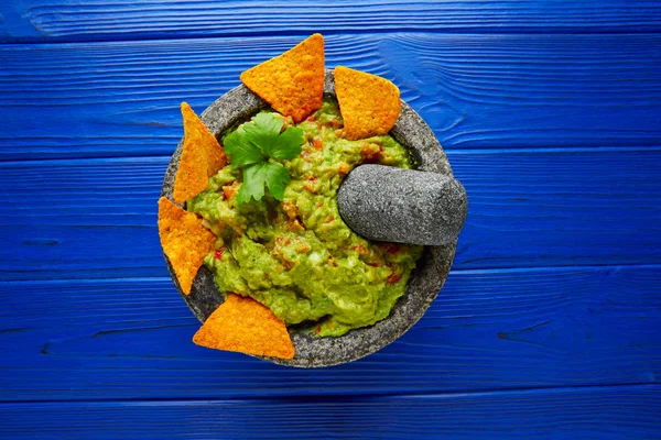 Guacamole a nachos, a mexikói molcajete — Stock Fotó