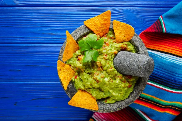 Guacamole a nachos, a mexikói molcajete — Stock Fotó