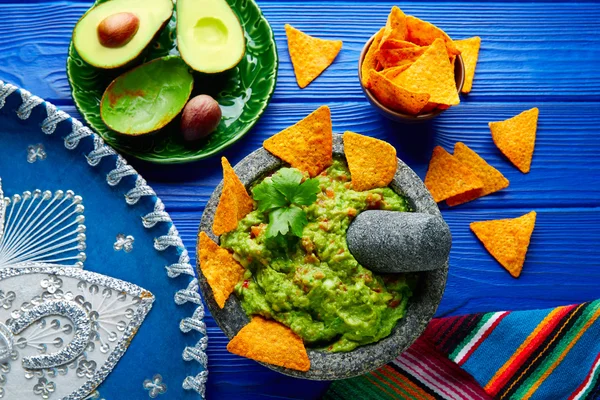 Guacamole med nachos i mexikanska molcajete — Stockfoto