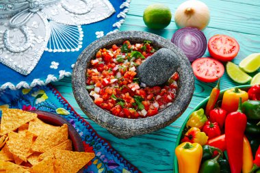 Meksika'dan Pico de Gallo sosuna molcajete