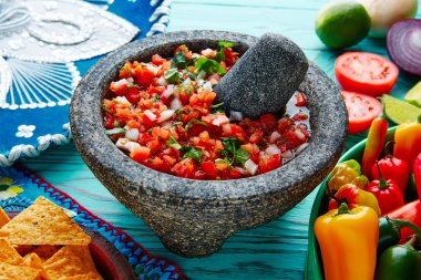 Meksika'dan Pico de Gallo sosuna molcajete