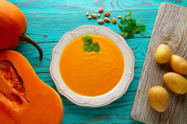 Ahşap üzerine balkabağı çorbası Krem