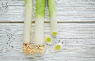 Pırasa sebze çiğ gıda kesilerek doku ile