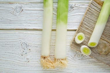 Pırasa sebze çiğ gıda kesilerek doku ile