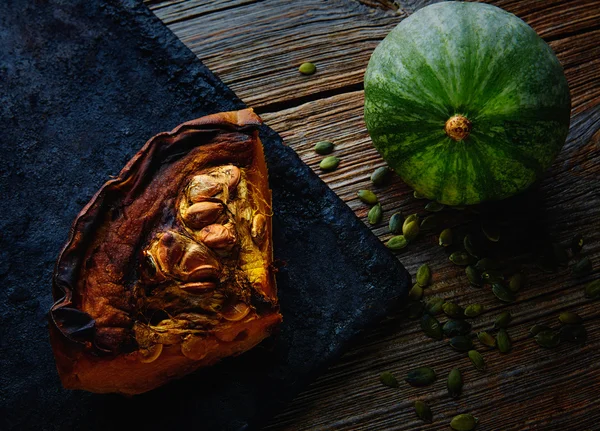 Zucca arrosto su vassoio vintage in tavolo di legno — Foto Stock