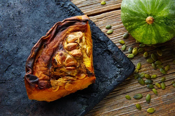 Zucca arrosto su vassoio vintage in tavolo di legno — Foto Stock