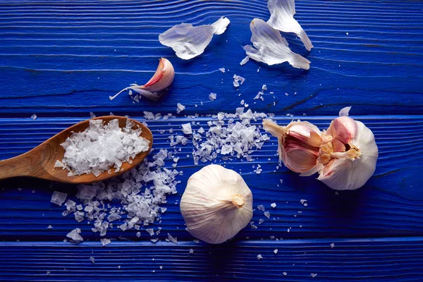 Ajo y sal sobre una mesa de madera azul — Foto de Stock
