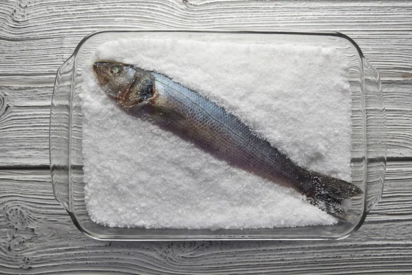 Strzępiel pieczone w labraksa sól morza skorupą — Zdjęcie stockowe