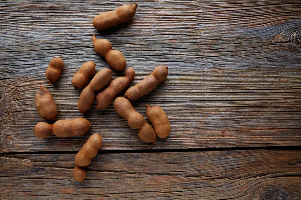 Tamarindo frutos de tamarindo maduros en madera marrón —  Fotos de Stock