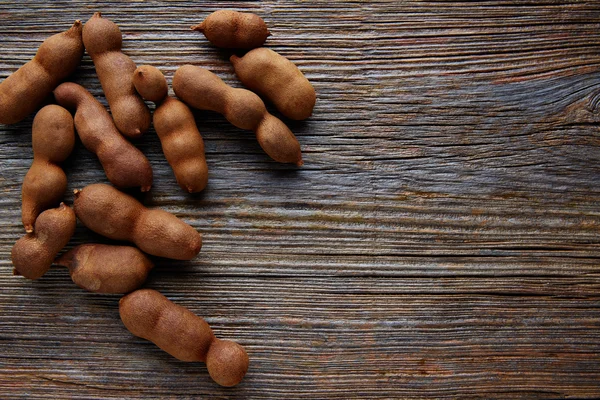 Tamarindo tamarindo frutti maturi su legno marrone — Foto Stock