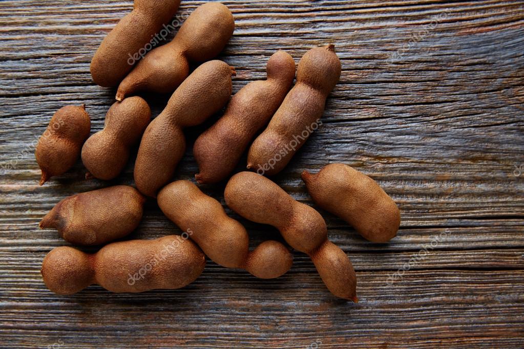 Tamarindo tamarind frukt mogna på brunt trä — Stockfotografi