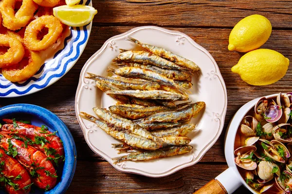 Španělský seafood tapas škeble ančovičky krevety — Stock fotografie