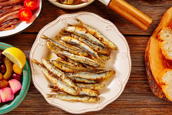 Tapas Meeresfrüchte gebratene Sardellen Fisch Spanien — Stockfoto