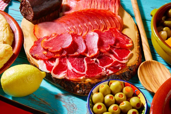 Tapas Iberico jambon ve lomo sosis zeytin — Stok fotoğraf