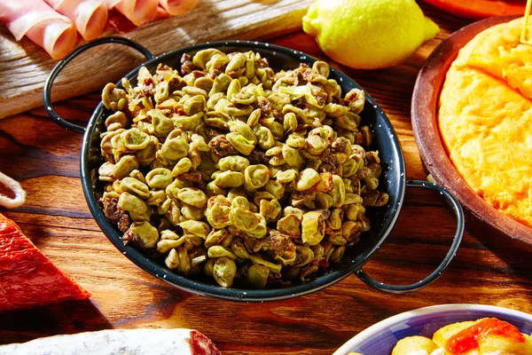 Tapas habas con morcilla lima beans España alimentos — Foto de Stock