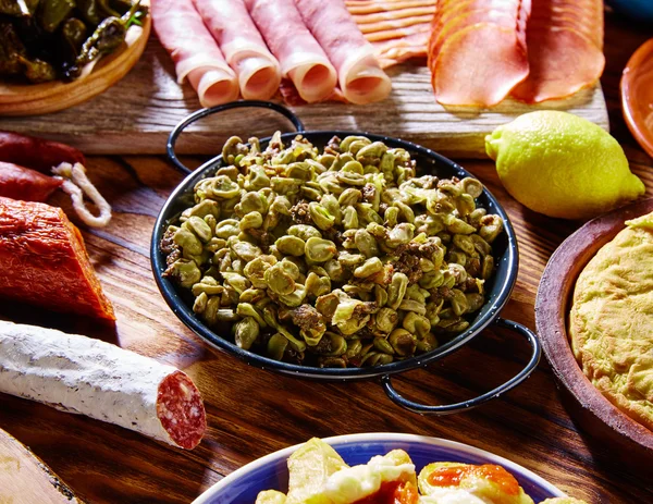 Tapas habas con morcilla lima beans España — Foto de Stock