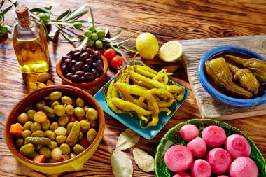Tapas turşu zeytin Biber soğan patlıcan karıştırın.