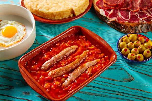 Tapas pisto con tomate salchicha de huevo de ratatouille — Foto de Stock