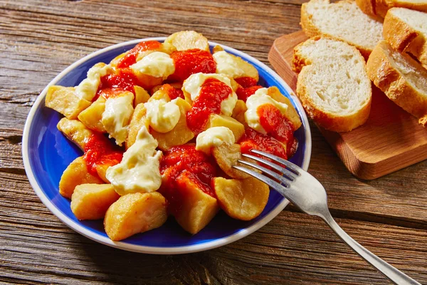 Tapas Patatas Bravas potatoe fries with tomato — Stock Photo, Image