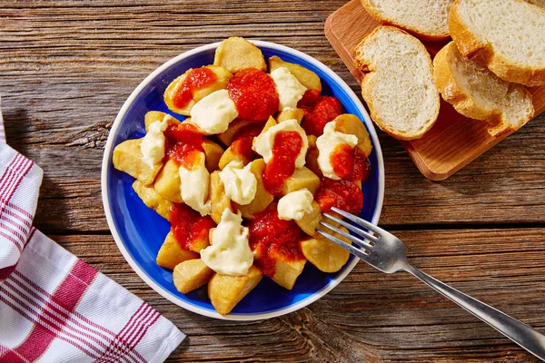 Tapas Patatas Bravas patatas fritas con tomate — Foto de Stock